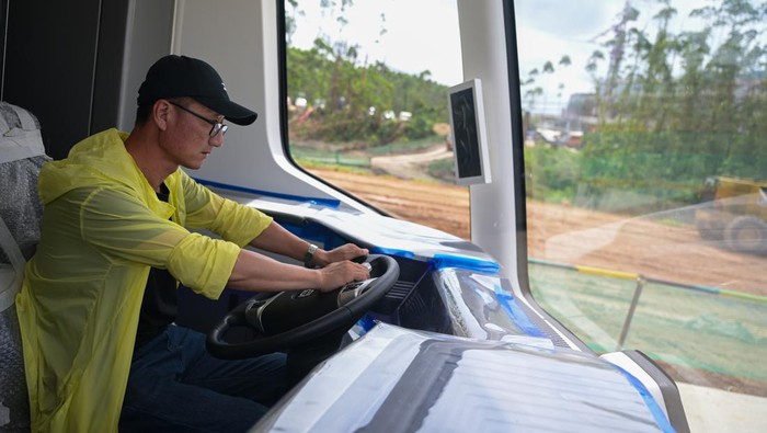 Kereta otonom atau autonomous rail transit (ART) melaju saat uji coba di Ibu Kota Nusantara (IKN), Penajam Paser Utara, Kalimantan Timur, Sabtu (10/8/2024). Kereta otonom atau autonomous rail transit (ART) yang nantinya berjalan tanpa pengemudi tersebut akan berfungsi optimal pada Oktober 2024 dengan kapasitas 300 penumpang. ANTARA FOTO/Fauzan/YU