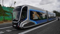 Kementerian Perhubungan juga tengah menyiapkan pembangunan sistem transportasi yang cerdas, terintegrasi, dan ramah lingkungan di IKN. Salah satu upayanya dengan menggunakan trem autonomous rail transit (ART). Trem ini dioperasikan menggunakan baterai yang disubstitusikan dengan marka jalan dan magnet, sehingga kendaraan ini ampuh untuk mengurangi emisi gas rumah kaca. (ANTARA FOTO/M Risyal Hidayat)