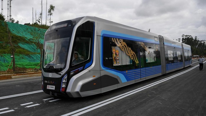Teknisi asal China mengoperasikan rangkaian gerbong kereta otonom atau Autonomous Rail Rapid (ART) saat akan menjalani pengisian daya di IKN, Penajam Paser Utara, Kalimantan Timur, Jumat (9/8/2024). Kereta Otonom yang terdiri dari tiga gerbong dalam satu rangkaian tersebut mampu mengangkut sedikitnya 300 orang penumpang saat berlangsungnya  peringatan HUT ke-79 Kemerdekaan RI yang berfungsi sebagai pengumpan dan sebagai mobilitas di area Sumbu Barat, Sumbu Timur, dan sejumlah tempat lain di kawasan itu. ANTARA FOTO/M Risyal Hidayat/aww.