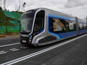 Serupa tapi Tak Sama, Ini Perbedaan Kereta Tanpa Rel Vs Bus Gandeng