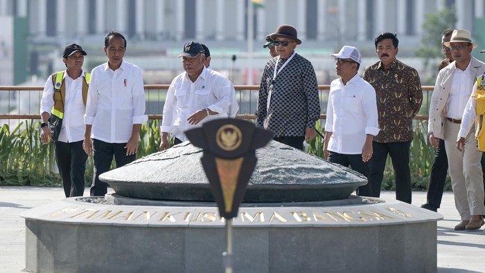 Presiden Joko Widodo (ketiga kiri) didampingi Sekretaris Kabinet Pramono Agung (keempat kanan), Menko Polhukam Hadi Tjahjanto (ketiga kanan), Menteri PUPR Basuki Hadimuljono (kiri), Mensesneg Pratikno (kanan), Panglima TNI Jenderal TNI Agus Subiyanto (keenam kiri), Kurator Pembangunan IKN Ridwan Kamil (kelima kiri), Perancang Istana Garuda IKN Nyoman Nuarta (kedua kiri) meninjau Taman Kusuma Bangsa saat peresmian di Ibu Kota Nusantara (IKN), Penajam Paser Utara, Kalimantan Timur, Senin (12/8/2024). Taman Kusuma Bangsa dirancang sebagai tempat renungan suci dan penghormatan kepada para pahlawan bangsa. ANTARA FOTO/Fauzan/rwa.