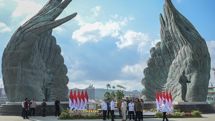 Presiden Joko Widodo (ketiga kiri) didampingi Sekretaris Kabinet Pramono Agung (keempat kanan), Menko Polhukam Hadi Tjahjanto (ketiga kanan), Menteri PUPR Basuki Hadimuljono (kiri), Mensesneg Pratikno (kanan), Panglima TNI Jenderal TNI Agus Subiyanto (keenam kiri), Kurator Pembangunan IKN Ridwan Kamil (kelima kiri), Perancang Istana Garuda IKN Nyoman Nuarta (kedua kiri) meninjau Taman Kusuma Bangsa saat peresmian di Ibu Kota Nusantara (IKN), Penajam Paser Utara, Kalimantan Timur, Senin (12/8/2024). Taman Kusuma Bangsa dirancang sebagai tempat renungan suci dan penghormatan kepada para pahlawan bangsa. ANTARA FOTO/Fauzan/rwa.