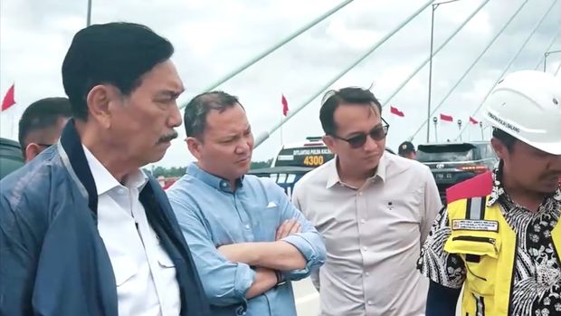 Menko Marves Luhut Binsar Pandjaitan saat meninjau kesiapan dan persiapan infrastruktur jelang upacara peringatan HUT Kemerdekaan RI ke-79 di  Ibu Kota Nusantara (IKN). (Instagram @luhut.pandjaitan)