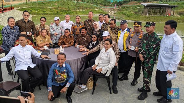 Menteri-menteri kabinet Indonesia Maju (KIM) mulai menjalani agenda pertama kunjungan kerja ke Ibu Kota Nusantara, Senin (12/8/2024). Terlihat hampir semua menteri ikut dalam kunker ini. (CNBC Indonesia/Emir Yanwardhana)