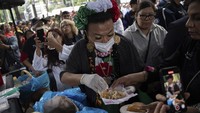 Para warga sangat antusias untuk menanti pembagian taco di acara tersebut.