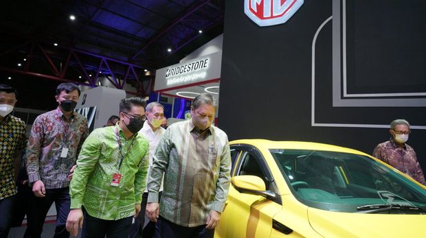 Airlangga saat berkunjung ke booth MG di IIMS 2022