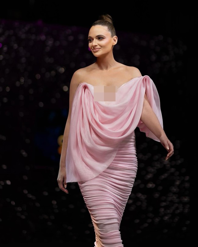 Meski tidak bisa mendengar, Mia tidak memiliki kesulitan berkomunikasi karena menggunakan implan koklea untuk membantu pendengarannya. Ia juga telah menjalani terapi wicara dua tahun sebelum akhirnya mengucapkan kata pertama. Foto: Instagram @mialerouxx