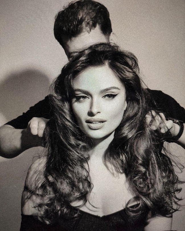 Selain berkesempatan jadi ratu kecantikan yang dikirim ke ajang internasional, Mia Le Roux juga mendapat uang tunai sebesar $ 53.371 (Rp 851 jutaan), mobil Mercedes Benz, dan sebuah apartemen mewah berperabotan lengkap sebagai hadiah kemenangannya. Foto: Instagram @mialerouxx