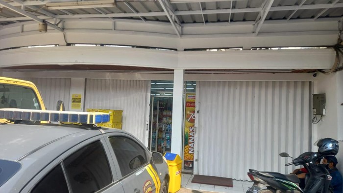 Mnimarket di Cileunyi Bandung dibobol maling.
