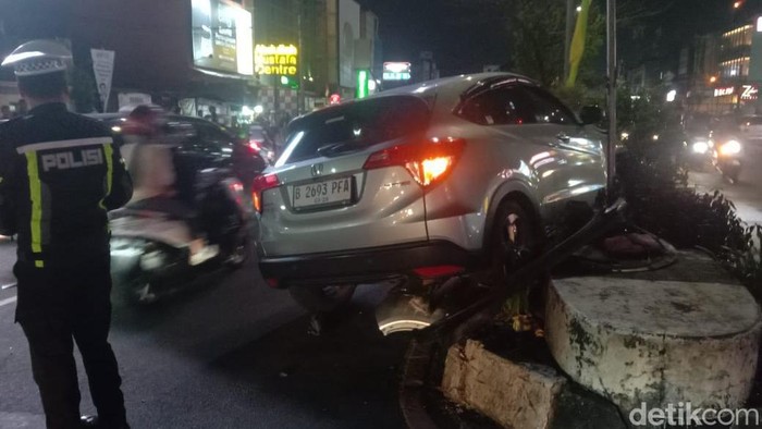 Kecelakaan Beruntun: Mobil Menabrak 5 Kendaraan hingga Terjebak di Pembatas Margonda
