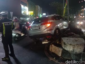 Penampakan Mobil Nyangkut di Separator Margonda Seusai Tabrak 5 Kendaraan