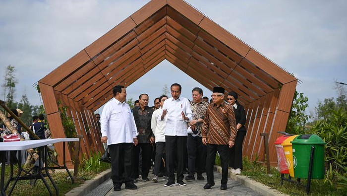 Momen Jokowi Kunjungi Embung Sebelum Rapat Kabinet di IKN Jajaran Menteri Kabinet Indonesia Maju dan pejabat setingkat menteri mengunjungi Embung MBH di Ibu Kota Nusantara (IKN), Penajam Paser Utara, Kalimantan Timur, Minggu (11/8/2024). Kunjungan tersebut dilakukan sebelum berlangsungnya rapat kabinet pertama di IKN. ANTARA FOTO/Sigid Kurniawan/app/YU