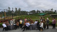 Jajaran Menteri Kabinet Indonesia Maju dan pejabat setingkat menteri mengunjungi Embung MBH di Ibu Kota Nusantara (IKN), Penajam Paser Utara.
