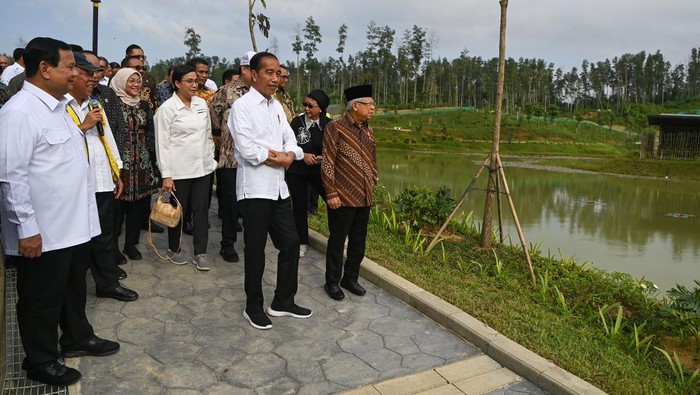 Jajaran Menteri Kabinet Indonesia Maju dan pejabat setingkat menteri mengunjungi Embung MBH di Ibu Kota Nusantara (IKN), Penajam Paser Utara, Kalimantan Timur, Minggu (11/8/2024). Kunjungan tersebut dilakukan sebelum berlangsungnya rapat kabinet pertama di IKN. ANTARA FOTO/Sigid Kurniawan/app/YU