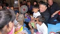 Kim terlihat memangku anak korban banjir di penampungan sementara. Pada akhir Juli, Kim mengunjungi daerah yang terendam banjir dan memeriksa pekerjaan penyelamatan, di mana militer mengerahkan sekitar 10 pesawat untuk melakukan sekitar 20 perjalanan masing-masing guna menyelamatkan 4.200 orang dalam waktu sekitar setengah hari setelah wilayah tersebut dilanda hujan lebat akibat Badai Tropis Gaemi.