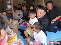 Momen Kim Jong Un Duduk Bareng dan Pangku Anak Korban Banjir