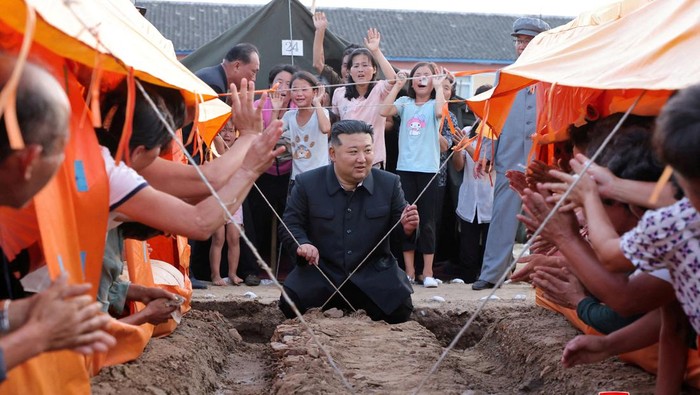 North Korean leader Kim Jong Un greets people during a visit to the flood-affected area of ??Uiju County, North Pyongan Province, North Korea, in this photo released August 10, 2024. KCNA via REUTERS    ATTENTION EDITORS - THIS IMAGE WAS PROVIDED BY A THIRD PARTY. REUTERS IS UNABLE TO INDEPENDENTLY VERIFY THIS IMAGE. NO THIRD PARTY SALES. SOUTH KOREA OUT. NO COMMERCIAL OR EDITORIAL SALES IN SOUTH KOREA.     TPX IMAGES OF THE DAY