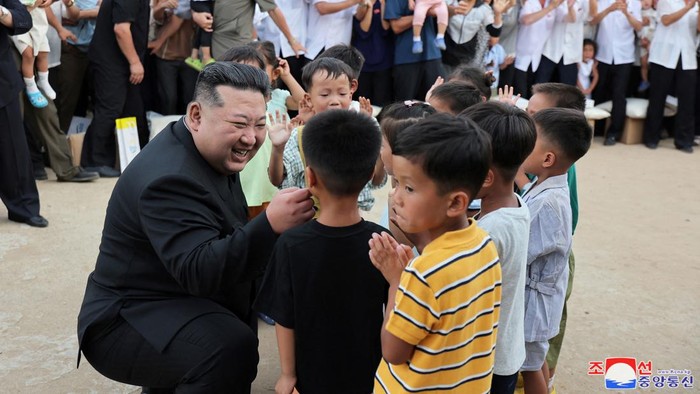North Korean leader Kim Jong Un greets people during a visit to the flood-affected area of ??Uiju County, North Pyongan Province, North Korea, in this photo released August 10, 2024. KCNA via REUTERS    ATTENTION EDITORS - THIS IMAGE WAS PROVIDED BY A THIRD PARTY. REUTERS IS UNABLE TO INDEPENDENTLY VERIFY THIS IMAGE. NO THIRD PARTY SALES. SOUTH KOREA OUT. NO COMMERCIAL OR EDITORIAL SALES IN SOUTH KOREA.     TPX IMAGES OF THE DAY
