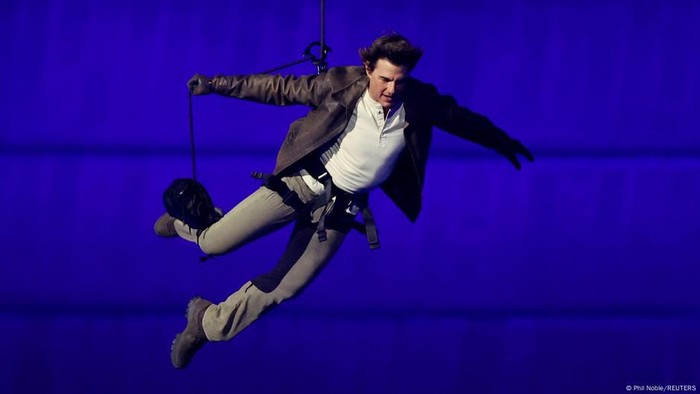 Momen Terbaik Upacara Penutupan Olimpiade 2024, Aksi Tom Cruise hingga Pengalungan Medali