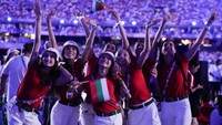 Sejumlah perwakilan atlet dari negara peserta hadir dalam pesta penutupan Olimpiade Paris 2024. (AP/Ashley Landis)  