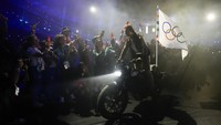 Acara penutupan yang digelar secara spektakuler disaksikan puluhan ribu yang memadati stadion. Sejumlah penyanyi dan aktor terkenal, seperti Tom Cruise ikut terlibat dalam upacara ini. (AP/Ashley Landis)  