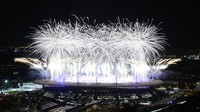 Suasana pesta kembang api saat upacara penutupan Olimpiade Paris 2024 di Stadion Stade de France, Paris, Prancis, Minggu (11/8/2024). (AP/Luca Bruno)  