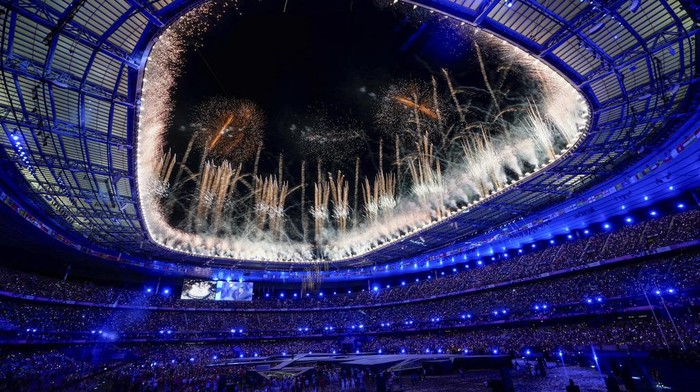 Olimpiade 2024 Berakhir, Pesta Penutupan Digelar Spektakuler Fireworks explode during the 2024 Summer Olympics closing ceremony at the Stade de France, Monday, Aug. 12, 2024, in Saint-Denis, France. (AP Photo/Petr David Josek)