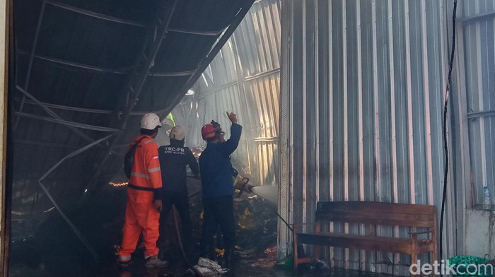 Pabrik kerupuk dan snack di Desa Sidowayah, Kecamatan Polanharjo, Klaten terbakar, Senin (12/8/2024).