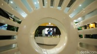 Pengunjung melihat pameran yang memberikan informasi tentang perpindahan ibu kota.  