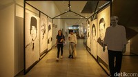 Pameran itu juga menampilkan foto-foto presiden Indonesia.  