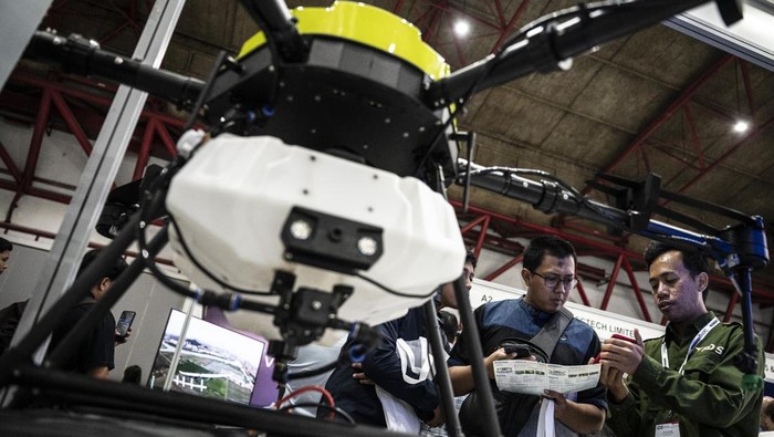 Pengunjung (tengah) menyimak penjelasan tentang pesawat nirawak (drone) dalam Indonesia Drone Expo di JIExpo, Kemayoran, Jakarta, Senin (12/8/2024). Pameran yang menampilkan berbagai inovasi dan pengembang teknologi drone lokal dan internasional berlangsung hingga 14 Agustus 2024. ANTARA FOTO/Aprillio Akbar/rwa.