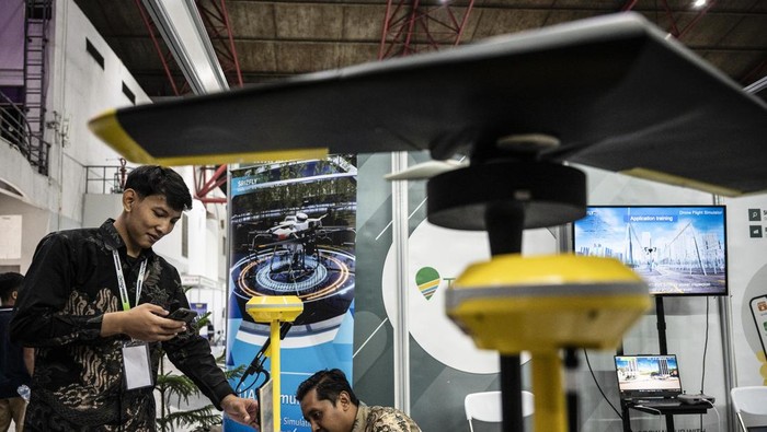 Pengunjung (tengah) menyimak penjelasan tentang pesawat nirawak (drone) dalam Indonesia Drone Expo di JIExpo, Kemayoran, Jakarta, Senin (12/8/2024). Pameran yang menampilkan berbagai inovasi dan pengembang teknologi drone lokal dan internasional berlangsung hingga 14 Agustus 2024. ANTARA FOTO/Aprillio Akbar/rwa.