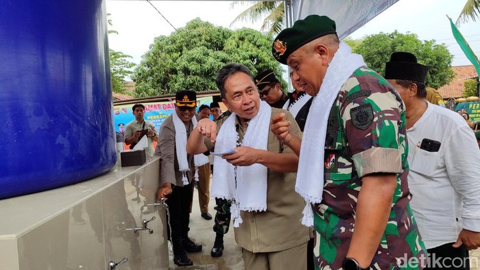 Pangkostrad Letjen TNI Muhammad Saleh Mustafa meresmikan bantuan instalasi air di pesisir Kasemen, Kota Serang, Banten.
