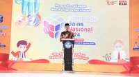 Olimpiade Sains Nasional (OSN) jenjang Pendidikan Dasar (SD/MI/sederajat dan SMP/MTs/sederajat) 2024 resmi ditutup oleh Direktur Jenderal Pendidikan Anak Usia Dini, Dasar, dan Menengah (Dirjen PAUD Dikdasmen), Iwan Syahril di Jakarta, Sabtu (10/8). “Untuk adik-adik yang berhasil menjadi pemenang, saya berpesan, jangan cepat berpuas diri. Teruslah menjadi inspirasi, bangun terus mimpi tentang masa depan, dan tularkan semangat berbagi pengetahuan pada lingkungan sekitarnya,” pesan Iwan. Foto: (Dok Kemendikbud)