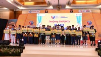 Untuk Jenjang SMP, peraih medali emas bidang Matematika adalah Kenzo Alvaro Lim dari SMP Witama Nasional Plus, Riau; Kevin Hendrikson Wu dari SMP Kristen Tri Tunggal, Jawa Tengah; Aldan Azahwan Ikhsan dari SMP Labschool Jakarta; Lionel Wijaya dari SMP Kristen Tri Tunggal, Jawa Tengah; serta Ahmad Yazid Muhandis dari SMP Kharisma Bangsa, Banten. Foto: (Dok Kemendikbud)
