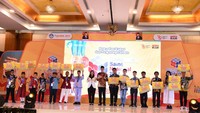 Sementara peraih medali emas SD bidang IPA adalah Putu Esa Indrastra Nugraha dari SD Kristen Aletheia, Nusa Tenggara Barat; Ahmad Nuruzzaman dari SD Muh Bodon, DI Yogyakarta; Agung Prawira Negara dari SD Akar Panrita Mamminasata, Sulawesi Selatan; Aryaputra Aqila Naufal Atharizz dari SDS Al Azhar Kelapa Gading, Jakarta; serta Yoel Efraim Siallagan, SD Bopkri Gondolayu, DI Yogyakarta. Foto: (Dok Kemendikbud)