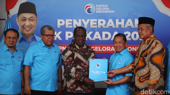 Partai Gelora Serahkan 14 Surat Rekomendasi ke Bakal Calon Kepala Daerah Partai Gelora menyerahkan 14 surat rekomendasi kepada bakal calon bupati dan wakil bupati untuk Pilkada 2024. Penyerahan SK dilakukan oleh Ketum Partai Gelora, Anis Matta di Media Center Partai Gelora, Kuningan, Jakarta Selatan, Senin (12/8/2024).