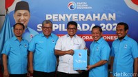 Anis Matta menyerahkan surat rekomendasi kepada bakal calon bupati dan wakil bupati di Media Center Partai Gelora, Kuningan, Jakarta Selatan, Senin (12/8/2024).
