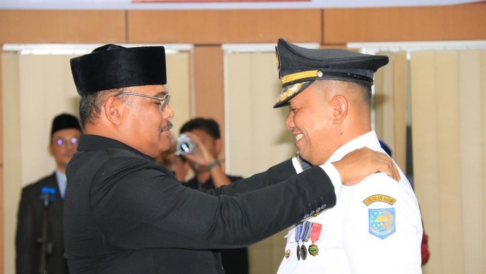 Pelantikan  Mikron Antariksa sebagai Penjabat (Pj) Bupati Belitung oleh Pj Gubernur Babel Safrizal ZA.