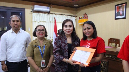 Pemberian sertifikat kepada peserta program Step Up Batch 1 tahap II di Dinas Sosial Denpasar, Senin (22/7/2024). (Dok. Pemkot Denpasar)