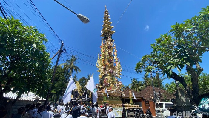 Penampakan bade tumpang pitu setinggi 30 meter akan mengiringi prosesi ngaben pasemetonan Tangkas Kori Agung-Kuta Waringin di Desa Antiga, Kecamatan Manggis, Karangasem, Bali. (Foto: I Wayan Selamat Juniasa/detikBali)