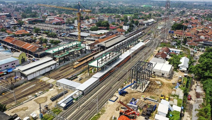 Foto udara pengerjaan proyek perluasan Stasiun Kereta Api (KA) Rangkasbitung, Banten, Senin (12/8/2024). Kementerian Perhubungan menargetkan proyek perluasan stasiun selesai pada akhir 2024 dengan penambahan jalur baru sehingga kedatangan antarkereta (headway) di stasiun tersebut semakin singkat dari 15 menit menjadi 6 menit atau 2,5 kali lebih cepat, dan kapasitas stasiun naik dari 38.000 penumpang per hari menjadi 83.000 penumpang per hari. ANTARA FOTO/Galih Pradipta/rwa.