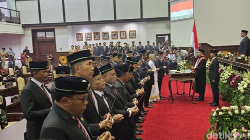 Pengambilan sumpah dan janji anggota periode 2024-2029 oleh Ketua PN Gianyar di Ruang Sidang DPRD Gianyar, Senin (12/8/2024). (I Putu Budikrista Artawan/detikBali)
