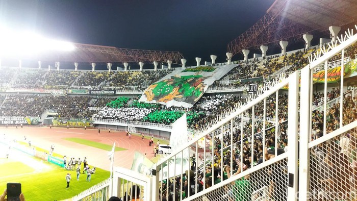 Penonton di Stadion GBT Surabaya saat laga Persebaya vs PSS Sleman