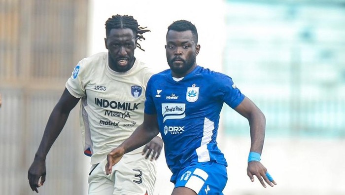 Penyerang asing PSIS Semarang, Sudi Abdallah (jersey biru).