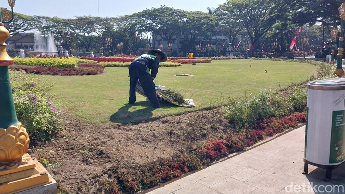 Perbaikan Taman Alun-Alun Tugu Malang yang rusak