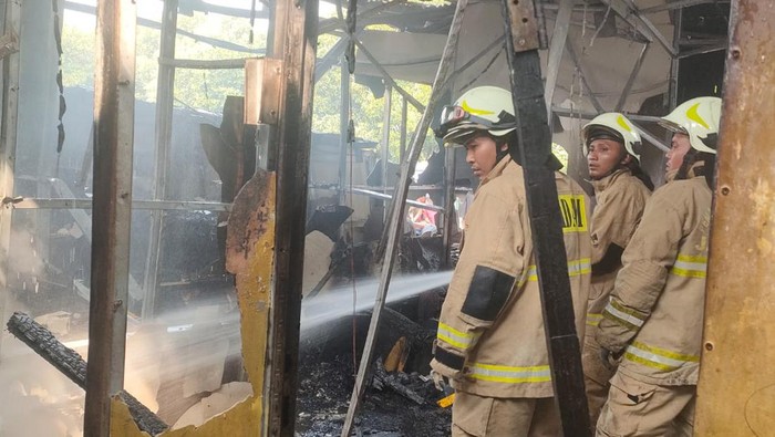 Percekcokan suami istri di Cilincing, Jakarta Utara memicu kebakaran rumah.