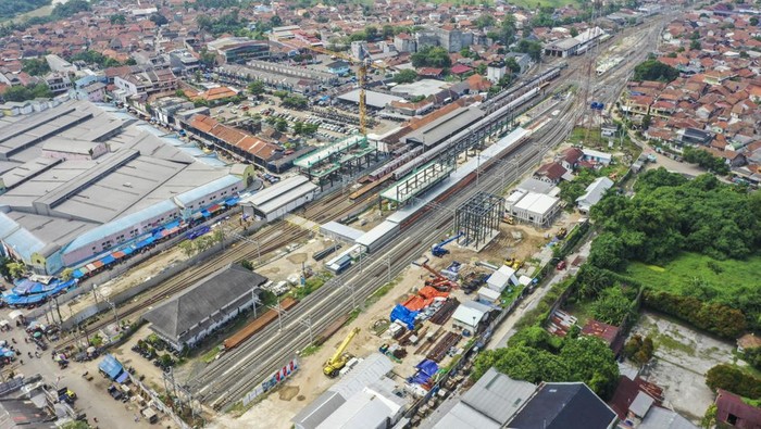 Perluasan Stasiun Rangkasbitung Foto udara pengerjaan proyek perluasan Stasiun Kereta Api (KA) Rangkasbitung, Banten, Senin (12/8/2024). Kementerian Perhubungan menargetkan proyek perluasan stasiun selesai pada akhir 2024 dengan penambahan jalur baru sehingga kedatangan antarkereta (headway) di stasiun tersebut semakin singkat dari 15 menit menjadi 6 menit atau 2,5 kali lebih cepat, dan kapasitas stasiun naik dari 38.000 penumpang per hari menjadi 83.000 penumpang per hari. ANTARA FOTO/Galih Pradipta/rwa.