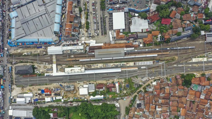 Perluasan Stasiun Rangkasbitung Foto udara pengerjaan proyek perluasan Stasiun Kereta Api (KA) Rangkasbitung, Banten, Senin (12/8/2024). Kementerian Perhubungan menargetkan proyek perluasan stasiun selesai pada akhir 2024 dengan penambahan jalur baru sehingga kedatangan antarkereta (headway) di stasiun tersebut semakin singkat dari 15 menit menjadi 6 menit atau 2,5 kali lebih cepat, dan kapasitas stasiun naik dari 38.000 penumpang per hari menjadi 83.000 penumpang per hari. ANTARA FOTO/Galih Pradipta/rwa.