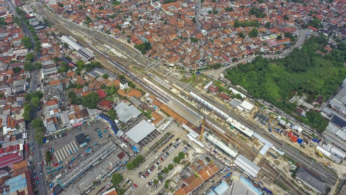 Foto udara pengerjaan proyek perluasan Stasiun Kereta Api (KA) Rangkasbitung, Banten, Senin (12/8/2024). Kementerian Perhubungan menargetkan proyek perluasan stasiun selesai pada akhir 2024 dengan penambahan jalur baru sehingga kedatangan antarkereta (headway) di stasiun tersebut semakin singkat dari 15 menit menjadi 6 menit atau 2,5 kali lebih cepat, dan kapasitas stasiun naik dari 38.000 penumpang per hari menjadi 83.000 penumpang per hari. ANTARA FOTO/Galih Pradipta/rwa.